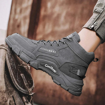 Botas de hombre cuero genuino Urban Trek, grises, antideslizantes y cómodas, ideales para ciudad y aventuras al aire libre.