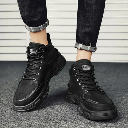 Botas Urban Trek hombre, cuero genuino, negras, antideslizantes y cómodas para ciudad o naturaleza.