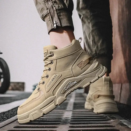 Botas Urban Trek Hombre de cuero genuino, suela antideslizante, diseñadas para estilo y comodidad en la ciudad o la naturaleza.