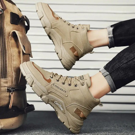 Botas de hombre urbanas de cuero genuino, color beige, cómodas y antideslizantes ideales para aventuras al aire libre.