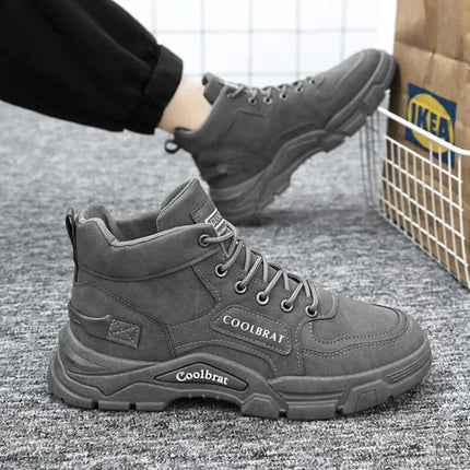 Botas de hombre Urban Trek antideslizantes de cuero genuino, cómodas y con estilo para uso urbano y aventuras al aire libre.