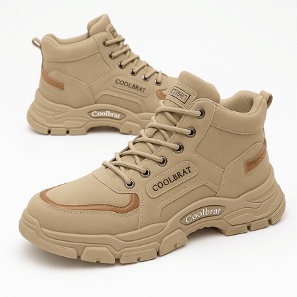 Botas Urban Trek Hombre de cuero genuino, antideslizantes y cómodas en color beige, perfectas para la ciudad o actividades al aire libre.
