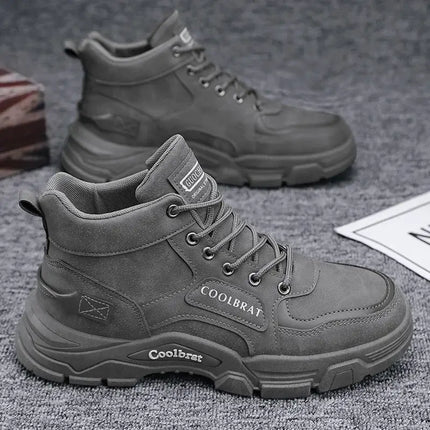 Botas Urban Trek hombre en cuero genuino, antideslizantes y cómodas, ideales para ciudad o naturaleza, color gris moderno.
