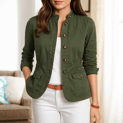 Campera Mujer Viviane en verde, elegante y clásica, combinada con jeans y camiseta blanca, ideal para un look sofisticado.