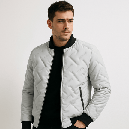 Hombre vistiendo campera acolchada StreetCore Invierno 2025, con cuello alto y diseño moderno. Ideal para días fríos. Palabra clave: Campera Hombre.