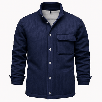 Campera Hombre Aspen de poliéster texturizado en color azul, con cierre de botones a presión y bolsillo frontal con solapa.