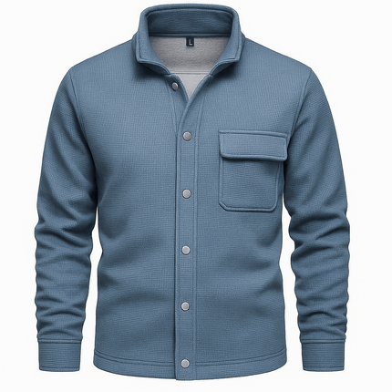 Campera Hombre Aspen de poliéster texturizado en color azul, con cierre frontal de botones a presión y bolsillo con solapa.