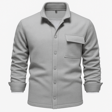 Campera Aspen para hombre en tejido de poliéster texturizado con elasticidad, botón a presión y diseño con bolsillo frontal con solapa.