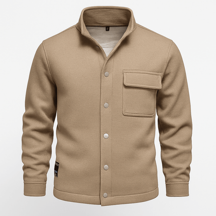 Campera Hombre Aspen en poliéster texturizado beige con cierre de botones a presión, bolsillo con solapa, ideal para media estación.