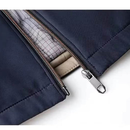 Detalle del cierre de la Campera Bomber Boulevard para hombre, destacando el diseño y calidad. Ideal para moda masculina en Argentina.