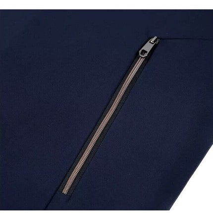 Detalle del cierre de la Campera Hombre Bomber Boulevard, chaqueta de moda con diseño moderno y elegante en color azul oscuro.