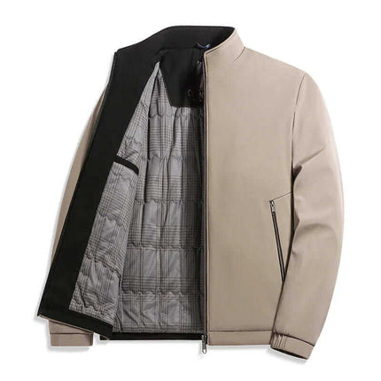 Campera Bomber Boulevard beige para hombre abierta, mostrando forro a cuadros. Moda masculina elegante, estilo moderno.