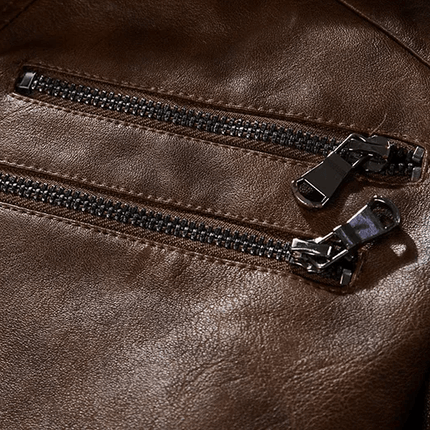 Campera de Cuero Hombre, detalle de cremalleras, diseño premium. Oferta especial 15% OFF hoy. Imagen muestra textura y cierre de calidad.
