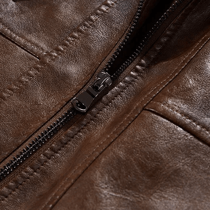 Detalle del cierre de la Campera Brent de cuero masculino para hombre con 15% OFF hoy. Estilo sofisticado y durabilidad.