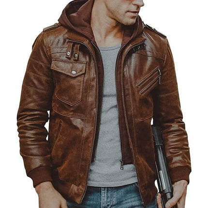 Hombre vistiendo campera de cuero marrón, estilo sofisticado y resistente con descuento, ideal para moda masculina.