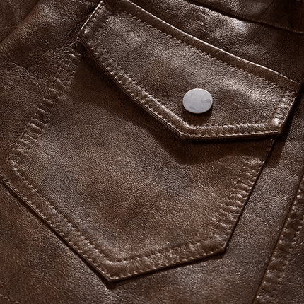 Detalle de la campera de cuero para hombre, resaltando la costura y diseño premium. Campera Hombre, oferta exclusiva 15% OFF.