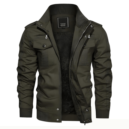 Campera Hombre Barth casual verde, material exterior poliéster impermeable, forro térmico, cierre frontal metálico, bolsillos funcionales.