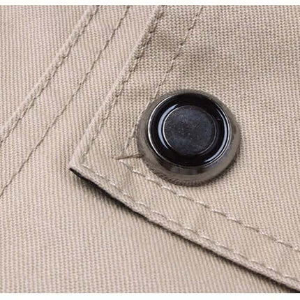 Detalle del botón de la Campera Hombre Casual Marshall en tela beige resistente.