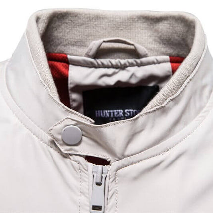 Detalle de la Campera Hombre Classic Luxury con acabado acanalado y cierre frontal en tonos claros.