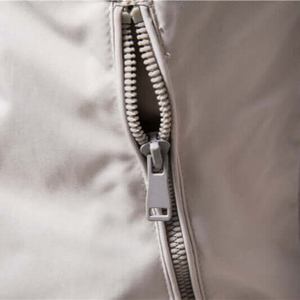 Cierre de alta calidad en la Campera Hombre Classic Luxury en nylon resistente a la intemperie, detalle deportivo retro y elegante.