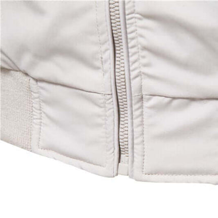 Detalle de la cremallera en campera hombre Classic Luxury en nylon resistente, con acabado acanalado para un estilo deportivo retro.