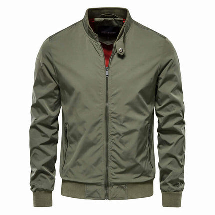 Campera Hombre Classic Luxury verde oliva de nylon, con bolsillos laterales y estilo deportivo retro, ideal para clima invernal.