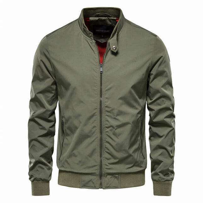 Campera Hombre Classic Luxury verde oliva de nylon, con bolsillos laterales y estilo deportivo retro, ideal para clima invernal.