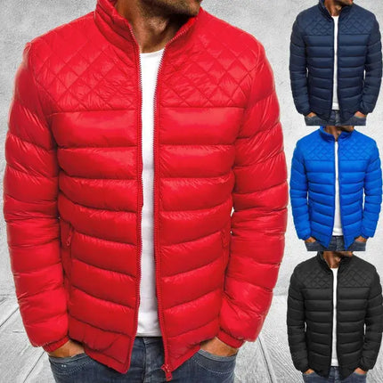 Campera ComfortFit Hombre en rojo, azul y negro con cuello alto, algodón térmico, sin capucha. Ideal para otoño e invierno, estilo casual.