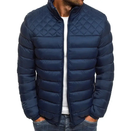 Campera Hombre ComfortFit en azul, cuelo alto, algodón térmico. Ideal para otoño e invierno, diseño sin capucha, casual y liviano.