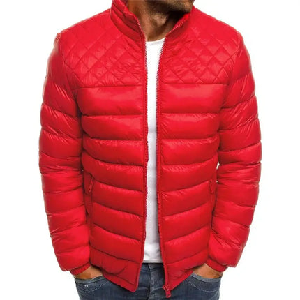 Campera ComfortFit Hombre con algodón térmico en rojo, cuello alto sin capucha, ideal para otoño e invierno. Campera Hombre elegante.