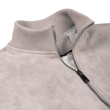 Campera Hombre Grant con cuello alto, diseño moderno y elegante, ideal para el invierno. Material de alta calidad y cierre con cremallera.