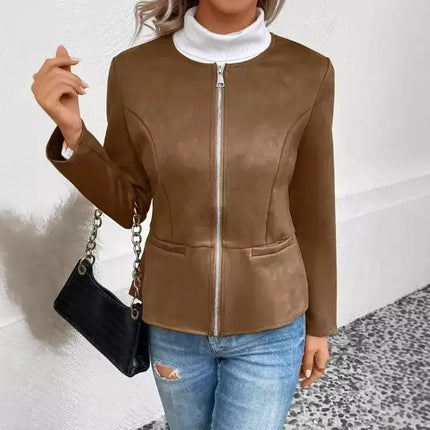 Campera Daniela de mujer marrón elegante con cierre, ideal para moda casual, estilo contemporáneo. Palabra clave: Campera Mujer.