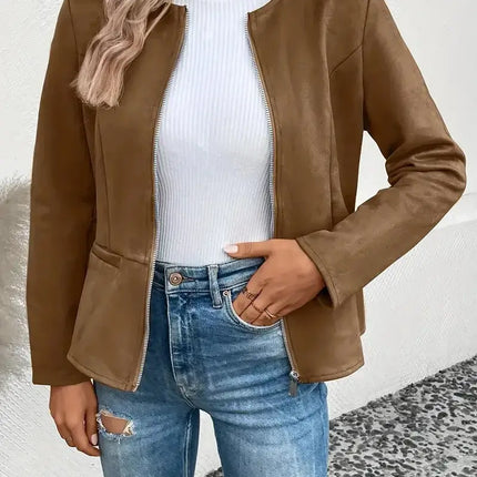 Mujer con Campera Daniela marrón clara, ideal para moda casual argentina, resaltando estilo con cuello alto blanco y jeans azules.