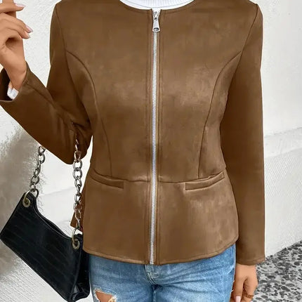 Campera Daniela mujer marrón con cierre, moda argentina elegante para mujer, estilo casual con jeans desgastados