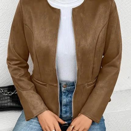 Campera Daniela marrón para mujer, elegante y moderna, combinada con suéter blanco y jeans; moda femenina en Argentina.