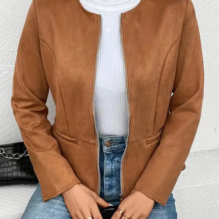 Mujer vistiendo Campera Daniela marrón, moda femenina casual en Argentina. Elegancia y estilo moderno con "Campera Mujer".