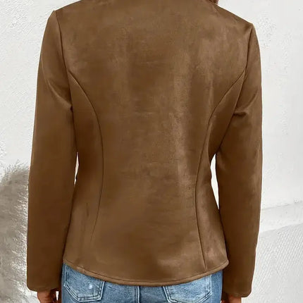 Campera Daniela en marrón de moda para mujer, vista trasera. Ideal para invierno, estilo elegante y moderno. Campera Mujer.