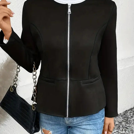 Campera Daniela negra de mujer, ideal para moda femenina, con cierre frontal y cuello alto, combinada con jeans y bolso negro.
