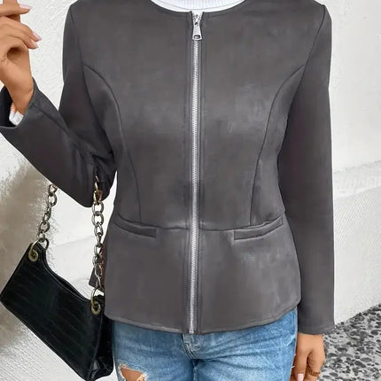 Mujer vistiendo campera Daniela gris con cremallera, suéter blanco y jeans, resaltando moda femenina elegante en Argentina. Campera Mujer.