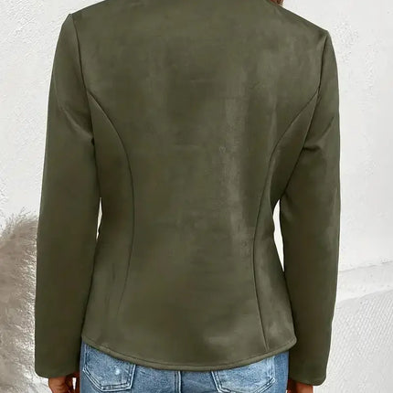 Campera Daniela verde oliva para mujer, vista trasera, moda argentina, Campera Mujer elegante y moderna.
