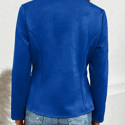 Mujer usando la Campera Daniela azul de moda, vista trasera, destacando estilo y diseño, ideal para "Campera Mujer" en Argentina.