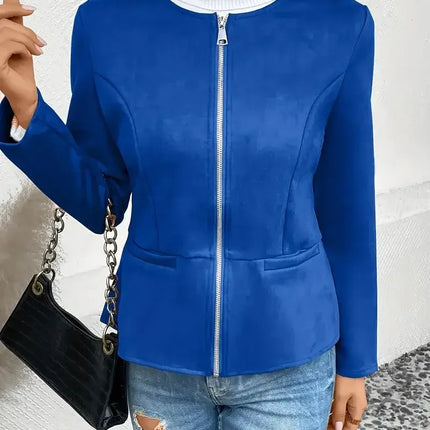 Mujer vistiendo una Campera Daniela azul para mujer, con cierre frontal, combinada con jeans y bolso negro.