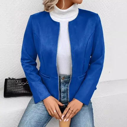 Campera Daniela azul mujer combinada con suéter blanco, ideal para estilo moderno. Palabra clave: Campera Mujer para SEO.
