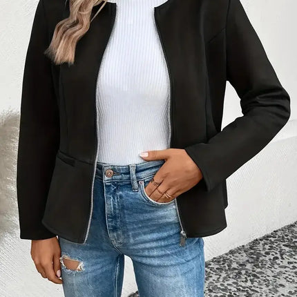 Mujer con Campera Daniela negra, combinada con suéter blanco y jeans, destacando moda de invierno elegante para mujeres en Argentina.