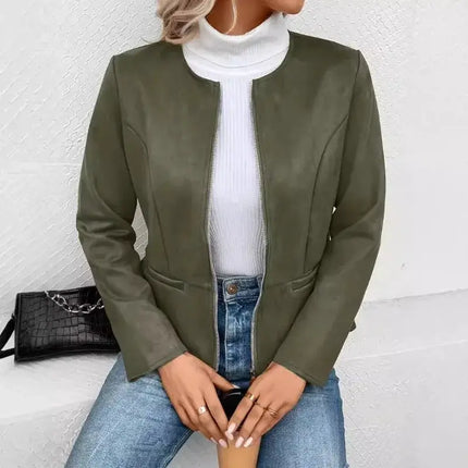 Campera Daniela para mujer en verde oliva, combinando estilo y elegancia para moda femenina. Campera Mujer