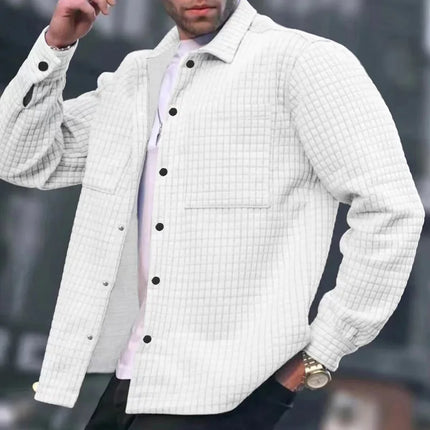 Hombre vistiendo Campera Danux de manga larga, escote cuadrado, color liso, estilo versátil con múltiples bolsillos. Campera Hombre.