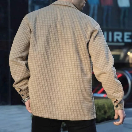 Campera Danux hombre beige con diseño a cuadros, manga larga y múltiples bolsillos, ideal para abrigarse y combinar fácilmente.