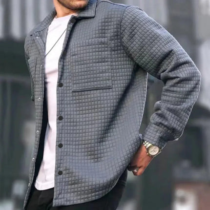 Campera Danux para hombre con diseño cuadrado en gris, ideal para el clima fresco. Escote cuadrado y múltiples bolsillos funcionales.