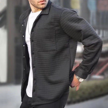 Hombre vistiendo Campera Danux negra, elegante y funcional, perfecta para cualquier ocasión. Campera Hombre moderna y versátil.