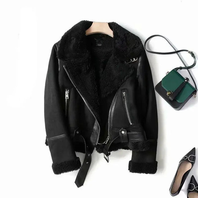 Campera de gamuza mujer negra estilo biker con interior de lana y zippers, destacando estilo urbano y moderno. Ideal para el invierno.
